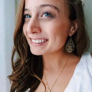 Meet your Posher, Alexis